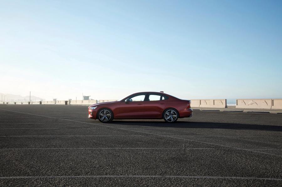  Volvo S60 T6 R-Design 2018 года  (NA) (фото 10 из 40)